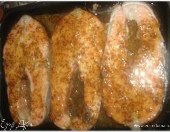 Стейки выложить в форму для запекания, смазанную оливковым маслом. (Я предварительно обжарила стейки с двух сторон по 2 минутки с каждой). Смазаь стейки горчично-медовым маринадом.