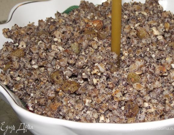 И так :варим кутью только с пшеницы ,с риса мы варим Канон на поминках. Пшеницу покупаем специальную для кутьи( ее парят,  толкут,затем сушат),но один раз такой пшеницы не нашли,то варили с обыкновенного зерна очень долго,  получилось нормально

 Вариант №1

 Пшеницу ставлю  варить на 3 ст .пшеницы -7 ст воды.Главное не переварить пшеницу. Мак я тру в кофемолке.Затем на сковородку наливаю немного воды , насыпаю мак, добавляю сахар и немного все  под париваю.Орехи измельчаю.Изюм заливаю кипятком.Затем  все смешиваю и кутья готова .

 

