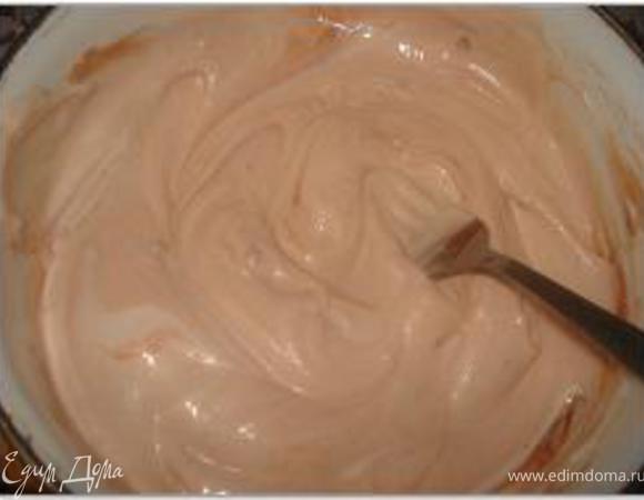 Сделать соус. Соединить майонез с кетчупом в соотношении 1:1, выдавить через пресс зубчик чеснока и перемешать.