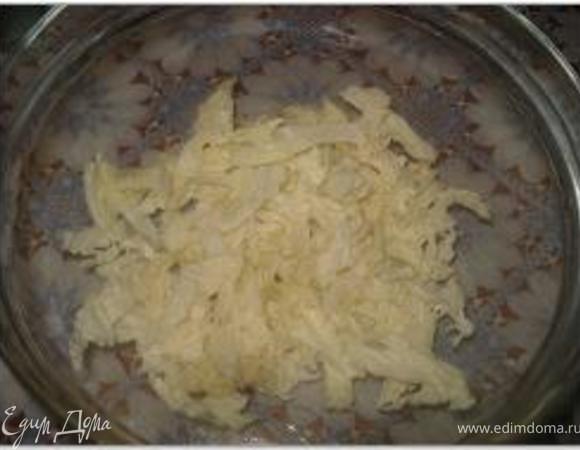 Выложить салат слоями, смазывая каждый слой небольшим количеством соуса:
- капуста