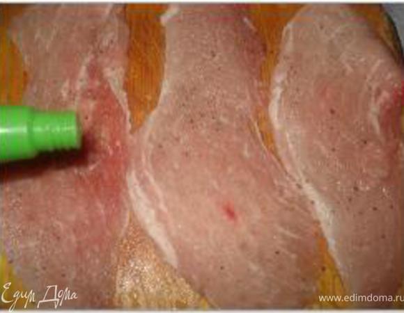 Мясо нарезать тонкими ломтиками и отбить. Посолить, поперчить, сбрызнуть лимонным соком. Дать постоять 5 минут.