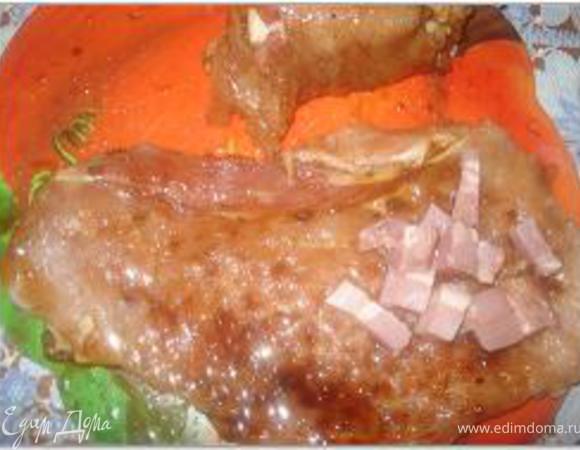 Бекон нарезать мелкими брусочками. Выложить бекон на мясо.