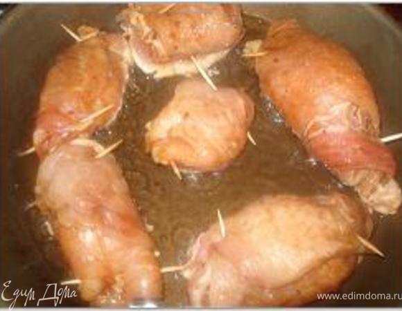 Завернуть рулетиками. Сколоть шпажками. Обжарить рулетики с двух сторон до золотистого цвета.