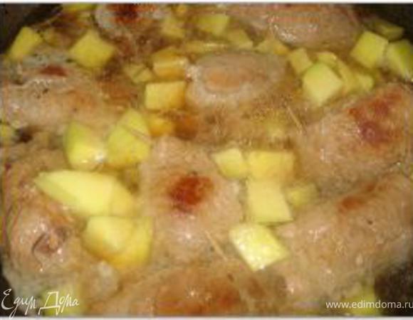 Манго очистить, нарезать кубиками. Сельдерей тоже нарезать брусочками. В сковороду налить вино, добавить манго