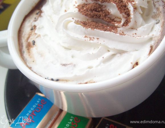 Кофе сварить в кофе машине.Сверху молочная пенка и взбитые сливки с корицей..ммм__)))))