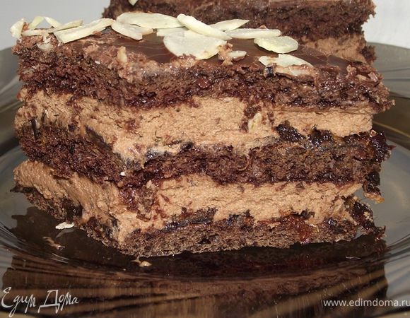 Муку,крахмал,соду,какао смешать.Это у нас сухая смесь
Белки взбить в пену,добавляя постепенно сахар,затем всыпать по 1ст.л сухой смеси.Тесто должно быть как очень густая сметана( у меня осталось 2 ст.л сухой смеси)
Взять пергамент для выпечки,вырезать любую форму 3 шт,у меня прямоугольник 15\24,смазать его маслом.На пергамент намазать тесто и так у вас получится три коржа где то 1 см высотой или меньше.Печь при 185-10 минут ,но следите,что бы не подгорел

Крем:

Молоко за кипятить,влить в него смесь из взбитых желтков ,сахара и крахмала.Получится заварной крем,пока он еще горячий,поломать шоколад и вкинуть его в крем,хорошо размешать.Дать крему остыть.Затем взбить масло(или сливки ,с ними нежнее крем) добавляя в него крем.

Начинка:
Чернослив залить кипятком( а еще отлично его на ночь залить шоколадным ликером),пусть постоит с минут 20.Затем воду слить и чернослив перекрутить на мясорубке или в блендере.

Сборка:
Корж-чернослив-крем-корж-чернослив-крем-корж.
Украсить по желанию,у меня помадка шоколадная и стружка миндальная