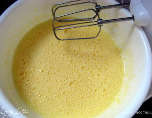 Испечь пасту-бискотто.Для этого миксером взбить яйца с сахаром.