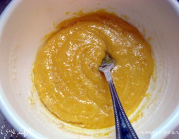 Добавить муку и ванилин и перемешать сначала ложкой, а затем миксером.