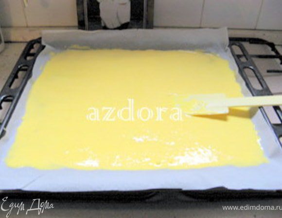 Застелить противень пергаментом, смазать пергамент сливочным маслам.Распределить тесто по пергаменту. Для этого вылить тесто в середину и лопаткой растянуть до краёв.Это очень просто,тесто отлично тянется. Распределить равномерно тесто по поверхности.Важно, чтобы к краям слой теста не становился тоньше.
Выпекать при 180° 20 минут.  Готовый корж остудить.