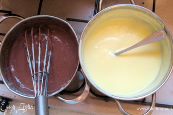 Проготовить кремы.Смешать 3 желтка с 3 ложками сахара и 2 ложками муки. Влить ½ литра тёплого молока с тёртой цедрой половинки лимона, хорошо перемешаем, чтобы не было комочков.Поставить на огонь и, постоянно помешивая венчиком, варить 3-4 минуты или пока крем не загустеет. Шоколадный крем готовится таким же образом, добавляя к 3 желткам, 5 ложкам сахара и 2 муки 3 ложки какао. Готовые кремы остудить.