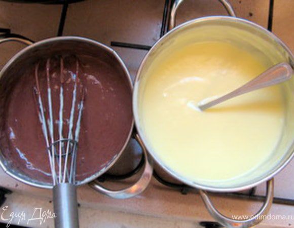 Проготовить кремы.Смешать 3 желтка с 3 ложками сахара и 2 ложками муки. Влить ½ литра тёплого молока с тёртой цедрой половинки лимона, хорошо перемешаем, чтобы не было комочков.Поставить на огонь и, постоянно помешивая венчиком, варить 3-4 минуты или пока крем не загустеет.

Шоколадный крем готовится таким же образом, добавляя к 3 желткам, 5 ложкам сахара и 2 муки 3 ложки какао.
Готовые кремы остудить.
