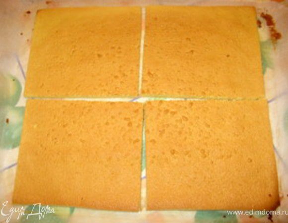 Разрезать остывший корж на 4 равные части.