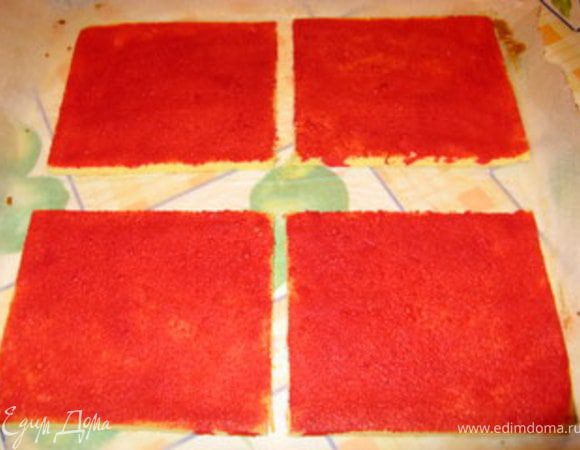 Пропитать коржи ликёром.