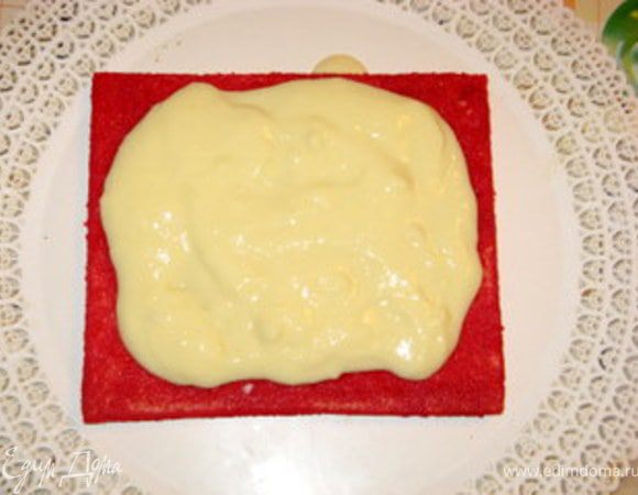 Начать собирать торт, чередуя коржи с кремом, жёлтым 