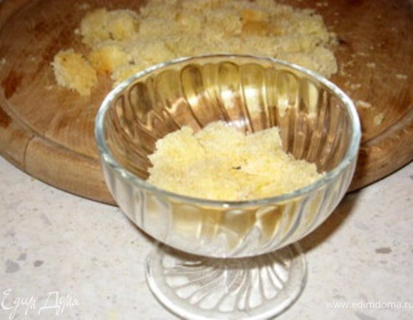 Из обрезков бисквита или из Савойярди можно приготовить Zuppa Inglese в вазочках или креманках.Выложить слой печенья или бисквита, порезанного кубиками на дно креманки.