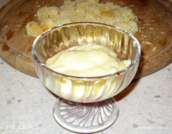 Выложить жёлтый крем.