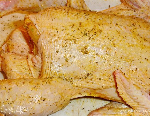 Смешиваем куркуму, соль, кориандр, перец и натираем курицу.