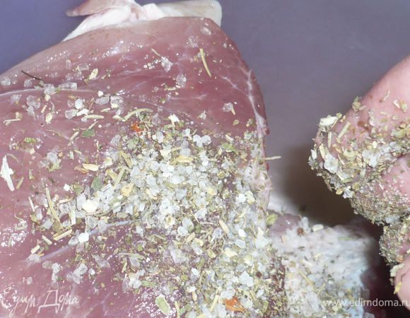 Свинину промыть в холодной воде, просушить. Обвалять в соли, специях