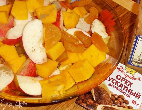 Смешать все фрукты, добавить к ним корицу и мускатный орех и еще раз перемешать