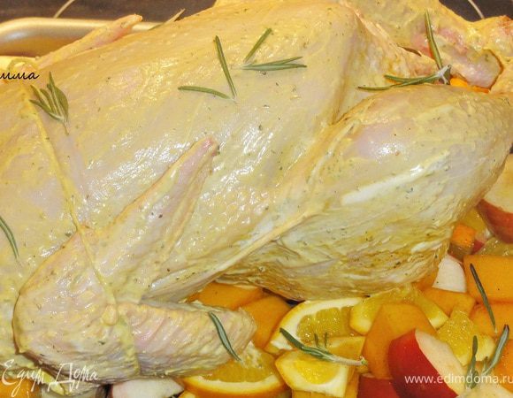 Смазываем курицу йогуртом или сметаной, перевязываем ноги и крылья и выкладываем тушку на фрукты. Немного розмарина и в духовку!
Запекаем при температуре 180-200 градусов 1,5 - 2 часа (до готовности курицы). В процессе запекания курицу нужно перевернуть для того, что бы она полностью подрумянилась. 