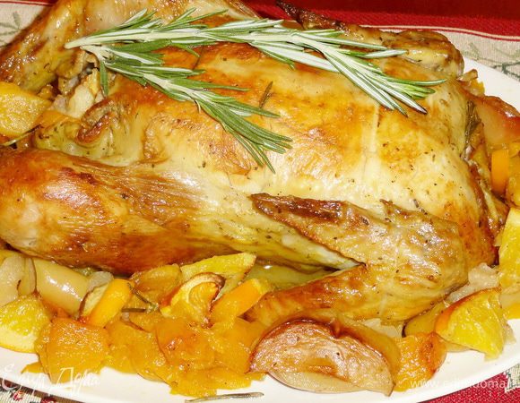 Положите булгур, кусочек курицы с фруктами на тарелку, обильно полейте образовавшимся соком после жарки… и наслаждайтесь ароматом и вкусом.


