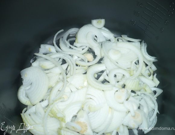 Пока маринуется мясо, готовим гарнир №1 - кастрюльку мультиварки смажем раст. маслом, нарежим лук полукольцами и уложим в кастрюльку