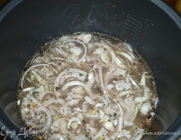 Добавим специи, воду, НО не кладем соль (спасибо alexmay за его рецепты с чечевицей:-) - теперь я знаю, что чечевицу солим после того, как она приготовилась. И ставим в мультиварку на режим гречка. Я ставила на таймер, чтобы свинина и чечевица приготовились одновременно.