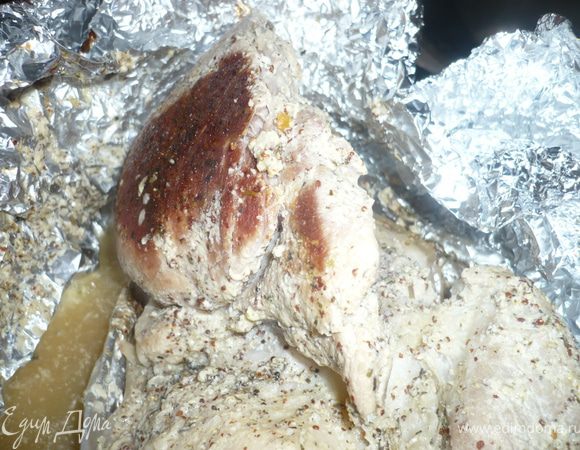 Свинину заворачиваем в фольгу - я делала в 3 слоя, чтобы сок не убежал и в духовку на 200 градусов минут на 10, после температуру убавить до 180 градусов и на 1.5 часа. За 10 мин до готовности, фольгу открыть и включить гриль на 5-7 мин.