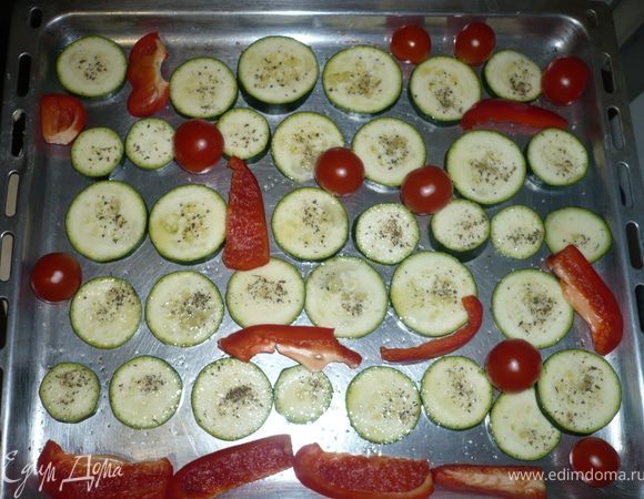 Пока свинина доходит, подготовим гарнир №2 - овощи для гриля - цукини нарезаем колечками толщиной 5 мм, укладываем на смазанный раст.маслом противень, посыпаем солью, смазываем олив.маслом, и сверху специями. Перец режем на сегменты, помидорки раскладываем между цукини и перцем. Овощи ждут своего часа:-). Овощи ставим на гриль в духовку на 20 мин и следим, чтобы не подгорели.