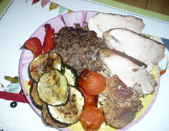 Как только овощи приготовились, сервируем стол, наливаем шампанске и со Старым Новым годом!!!