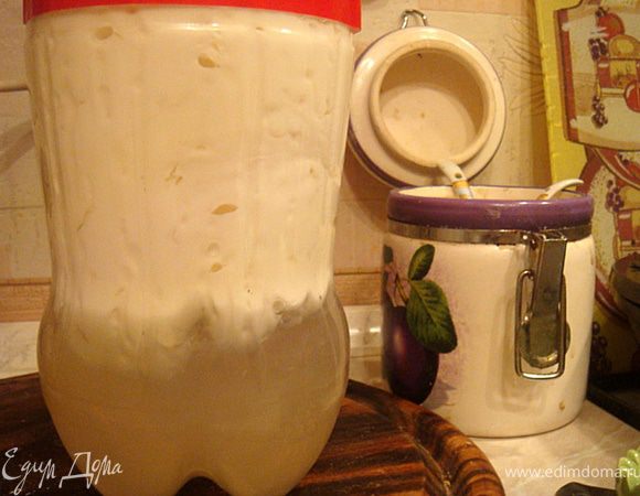 Рецептов вареников тьма тьмущая и море морьное, но мне захотелось показать конечно же свои варианты- объединив несколько рецептов и дополнив их своей фантазией родились мои вареники в двух начинках: одни-с начинкой из домашнего творога (я все-таки сделала его!!!), вторые- картошка+квашенная капуста+жаренный лук. Начну пожалуй с варианта (для деток). Домашнее молоко покупаем заранее- за пару дней и без всяких добавок превращаем его в творог- для этого открываем бутылку с молоком и оставляем на сутки в теплом месте (темп. примерно 28-29 гр.ц.). Через сутки получаем отслоение сыворотки и будущего творога ("нужные" бактерии сделали свое дело!)