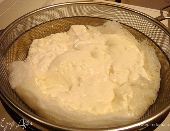 Теперь нам необходимо наш будущий творожок отжать-берем марлю и сито- и откидываем сей продукт. Сыворотку-сохраните-очень полезная вещь!