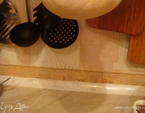 Далее-когда творожок "отдал" практически всю влагу (сыворотку)- заворачиваем его в льняное полотенчико (можно также в марлю- в два-три слоя) и подвешиваем его над кружкой- оставляем в таком состоянии при комнатной температуре еще на сутки.