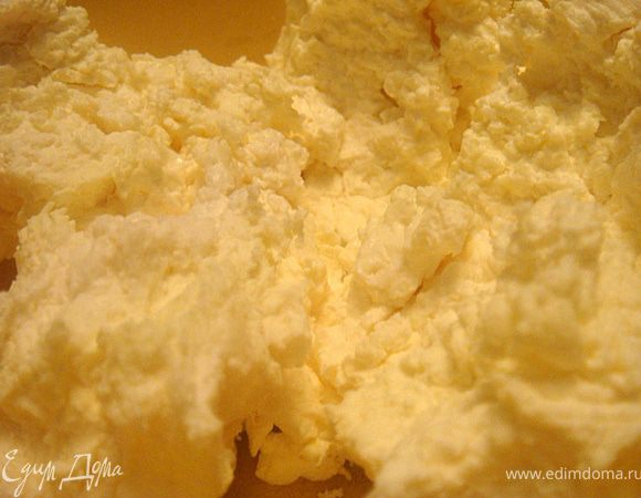 на выходе получаем вкуснейший домашний творог (и получили мы его "бабушкиным" методом)- далее этот творог можно превратить в домашний сыр или съесть так или, как я, сделать начинку для вареников. С двух литров молока-получилась небольшая тарелка творога. его нам понадобится- 1/4 часть. Вмешайте в нее 1 ст.л. сахара Отставьте в сторону. Остальное- пустите на сырники и тыды