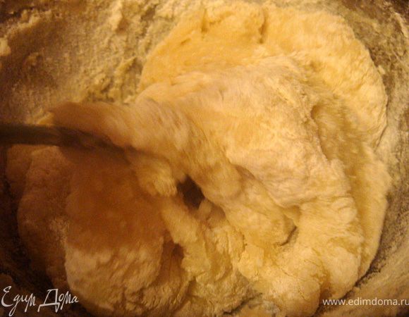 Теперь займемся заварным тестом. Я делала его по "оригинальному рецепту"-скажу-очень вкусное, хорошо вымешивается,легко лепится и не разваривается!
Итак- в сотейник налить воды, как прогреется и начнет закипать-положить 50 гр.масла, соль и куркуму. Растворить масло. как вода закипит-насыпать 1 ст.муки и быстро вымесить,снять с огня-продолжая вымешивать (следите,чтоб не было комочков),ввыести яйцо-тщательно перемешать и постепенно добавлять оставшуюся муку. Тесто получается очень элластичное и мягкое. Скатать шар и дать постоять 30 минут.