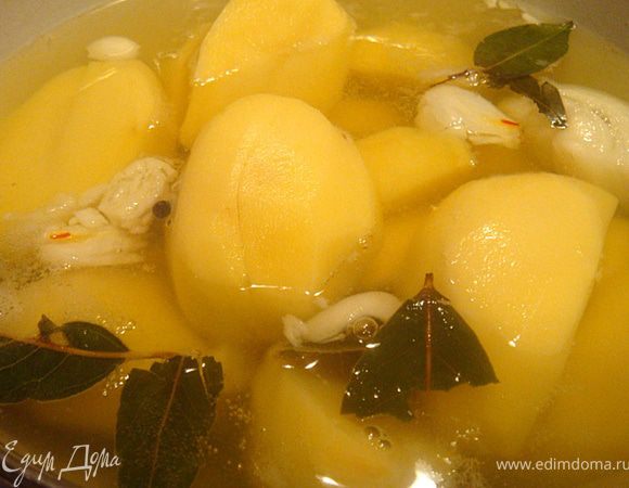 Пока отдыхает тесто-сделаем начинку из картофеля,лука и квашенной капусты: Картошку поставить вариться в пряную воду следующим образом: в воду,как начнет закипать добавить лавровый лист, раздавленные чесночины, шафран,соль и перец горошком, в этот пряный отвар положить чищенный и разрезанный пополам картофель (я варила сразу много картошки, но на начинку к вареникам понадобятся всего две штуки)