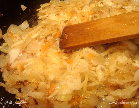 Лук мелко порезать!
Половину лука обжарить на растит.масле, добавить мелко шинкованную квашенную капусту (я ее не ромывала в воде,т.к. у меня не шибко соленая она). жарить минут 5 все вместе.
Тем временем- картофель сварился, вытащить его из отвара- размять вилкой- при необходимости добавить немного той воды,в которой варился картофель. Смешать картофель с заправкой из лука и квашенной капусты.
