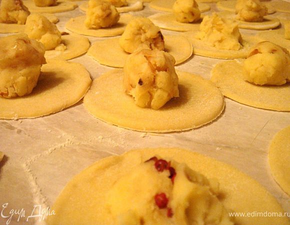Все наши начинки готовы- тесто отдохнуло. Можно приступать к основной части процесса))). Раскатываем тесто в тонкий пласт (как на пельмени и вареники- толщина примерно 3 мм). Из картофеля и сделала-основную часть вареников- 30 шт., а из творога- только для сына- 10 шт. Возьмите кружку подходящего диаметра и вырежите кружочки из теста- на чаждый уложите начинку (чуть больше чайной ложки). И не забудьте про сюрпризы!!!
