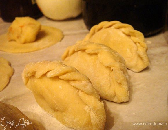 Вот такие вареники я лепила с картошкой (защипите концы теста в середине и двигайтесь к краям- если слеплять трудно-внутренний край намочите немного водичкой)