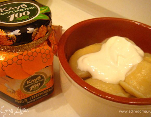 Варить вареники в кипящей подсоленной воде- 5-6 минут,как всплывут. Подавать вареники с творогом можно со сметаной и медом