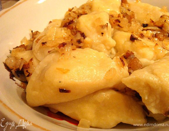 А для "взрослых" вареников с картошкой и капустой я рекомендую заправку из жаренного лука и шкварок. Сало порезать на квардатики-поджарить- добавить оставшуюся половину нарезанного репчатого лука и жарить до золотистости.
Выложить готовые вареники в большое блюдо, перемешать аккуратно с заправкой из шкварок и лука.