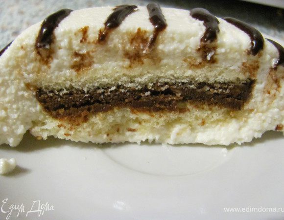 В форму для пирожного (у меня были не большие вазочки на 250 мл) вливаем чуть больше половины творожную массу, в центр ложем два бисквитных кружочка смазанные шоколадной массой, придавливаем его и сверху заливаем творожной массой. Ставим в холодильник для застывания. Когда хорошо застынет наше пирожное выкладываем его на блюдце и поливаем растопленным шоколадом.
