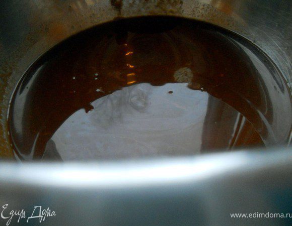 Масло и шоколад растопить на водяной бане, помешивая.