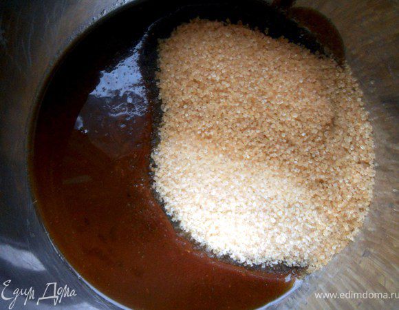 Добавить коричневый сахар, размешать. 