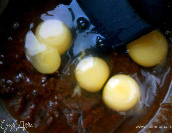 Вмешать яйца, предварительно их не взбивая.