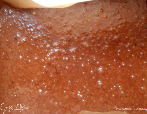 Форму (здесь 25х27) застелить бумагой, слегка смазать маслом. Выложить тесто, разровнять. Выпекать в предварительно разогретой до 170С+- духовке, 20 минут +-. Главная задача не пересушить - брауни должен оставаться слегка влажным, с кремообразной текстурой, тесто должно "пружинить".