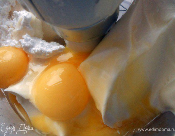 Для крема соединить маскарпоне, желтки, ром и сахарную пудру и хорошо взбить миксером. Можно увеличить количество рома, соответственно уменьшив количество желтков. 