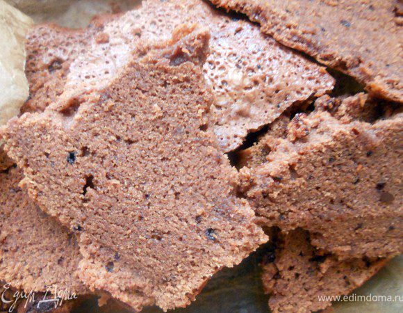 Брауни остудить при комнатной температуре час, после чего разломать, а в идеале сначала разрезать поперек на 2 коржа и  разломать.