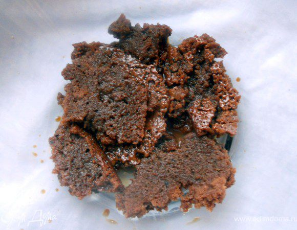 ***Поскольку правильный брауни влажный, много кофе не потребуется***. Ломтики брауни буквально на секунду опускать в кофе, а поверх можно еще немного полить. 
