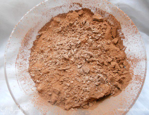 Десерт обильно присыпать какао и рубленным/тертым шоколадом. Убрать в холодильник как минимум на 2 часа и можно наслаждаться мега-десертом!:)